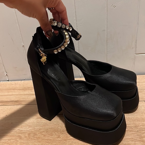 V inspired platform heels - Picture 3 of 5